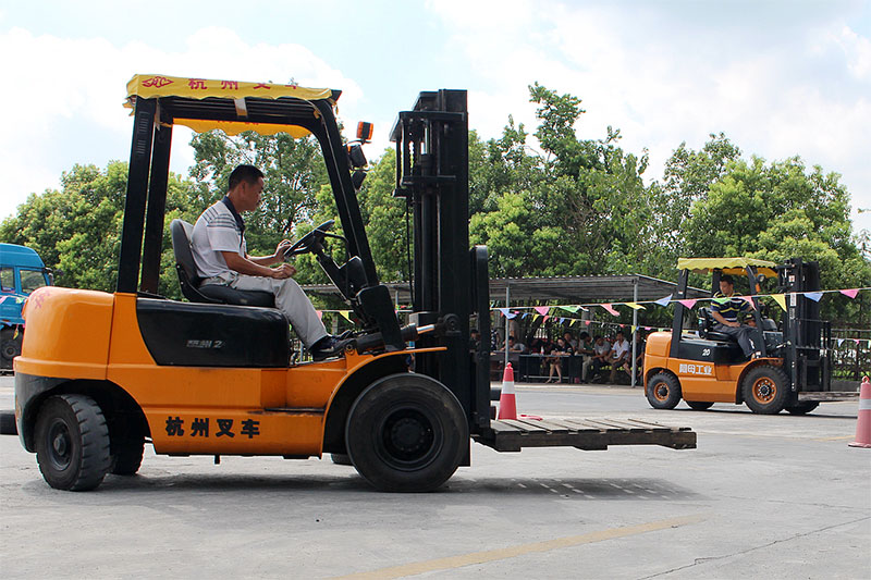 叉車報(bào)名條件是什么?駕駛叉車前有哪些安全工作? 叉車報(bào)名條件是什么?駕駛叉車前有哪些安全工作?